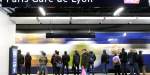 31 mars 2017. Des passagers attendent le RER D à la station Gare de Lyon, à Paris