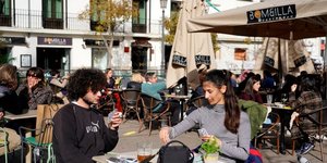 A madrid, les touristes francais affluent pour profiter des bars et restaurants