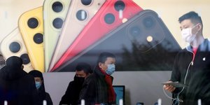 Coronavirus / Covid-19 : des clients portent des masques dans un Apple Store à Shanghai, le 29 janvier 2020
