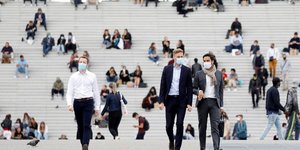 Coronavirus : des gens portant un masque marchent dans le quartier financier de La Défense à Nanterre, le 1er septembre 2020