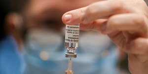 Coronavirus: le vaccin astrazeneca efficace trois mois a 76% avec une seule dose, dit oxford