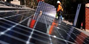 Des installateurs solaires de baker electric placent des panneaux solaires sur le toit d'une maison residentielle a scripps ranch, san diego, californie