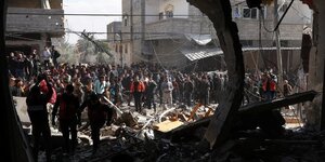 Des palestiniens se rassemblent sur le site d& 39 une frappe israelienne a rafah, dans le sud de gaza