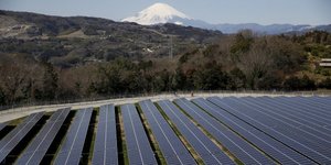 Des panneaux solaires au Japon avec le Mont Fuji en arrière plan