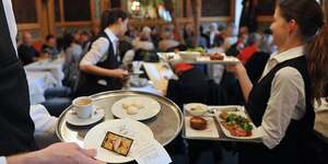 Des serveurs dans un restaurant.