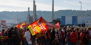 Des travailleurs de totalenergies et d'esso exxonmobil manifestent devant la raffinerie de totalenergies, a la mede