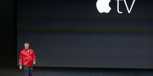 Eddie Cue, vice-président senior d'Internet Software and Services d'Apple, prend la scène pour discuter de la télévision Apple lors d'un événement média Apple à San Francisco, Californie, le 9 septembre 2015.