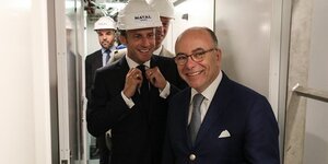Emmanuel Macron et Bernard Cazeneuve visitent le sous-marin nuclaire  Suffren ,  Cherbourg, le 12 juillet 2019.