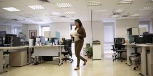 Femme, entreprise, bureau, diversité, mixité, parité femmes-hommes, discrimination, salaire, égalité salariale, open space,