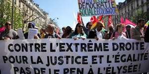 France: la police tire des gaz lacrymogenes lors d'une manifestation contre l'extreme droite a paris