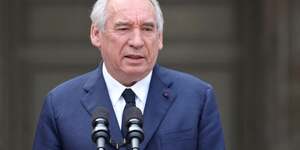 FranCois Bayrou lors de la passation de pouvoir avec SEbastien Lecornu le 10 septembre 2025.