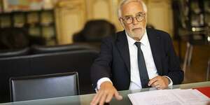 FranCois Rebsamen, ministre de l& 8217 AmEnagement du territoire, dans son bureau le 30 juin