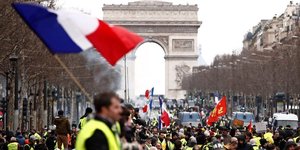 "gilets jaunes": macron reconnait avoir fait "des erreurs"