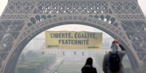 Greenpeace déploie une banderole sur la tour eiffel contre le FN