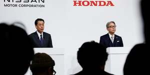 Honda, nissan et mitsubishi motors tiennent une conference de presse conjointe sur leurs pourparlers de fusion