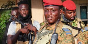 Ibrahim traore, president de transition du burkina faso, avec des soldats a ouagadougou
