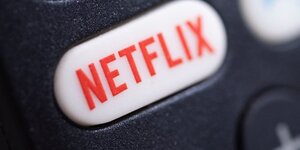 Illustration du logo netflix sur une telecommande de tele