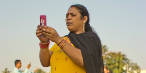 Indienne avec son smartphone