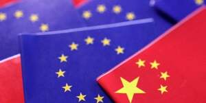 L'illustration montre les drapeaux de l'ue et de la chine