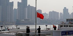 La chine rend hommage aux milliers de morts de l'epidemie