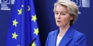 La presidente de la commission europeenne, ursula von der leyen, fait une declaration a bruxelles