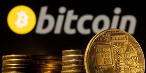 Le bitcoin tente de reprendre pied apres une baisse record