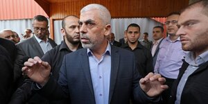 Le chef du hamas a gaza, yahya sinouar, s'adresse aux medias