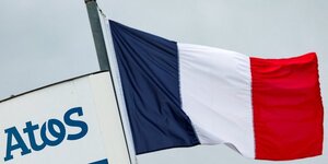 Le logo d'atos a cote du drapeau francais