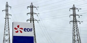 Le logo d'edf a la centrale nucleaire de saint-paul-trois-chateaux, en france