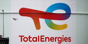 Le logo de totalenergies sur un reservoir de petrole pres de dunkerque, france