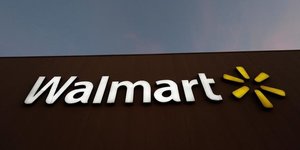 Le logo de Walmart est représenté dans l'un de leurs magasins à Monterrey, au Mexique, le 6 mars 2017.