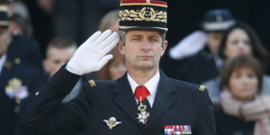 Le patron de la gendarmerie, le général Denis Favier, le 16 février 2015 aux Invalides à Paris