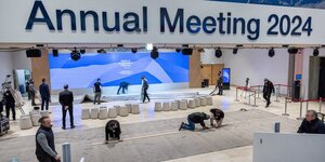 Le personnel prepare le centre de congres avant la reunion annuelle du forum economique mondial (wef) a davos