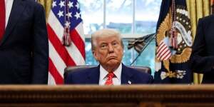 Le president americain donald trump dans le bureau ovale de la maison blanche a washington