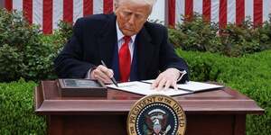 Le president americain donald trump signe un decret sur les tarifs douaniers, dans la roseraie de la maison blanche a washington