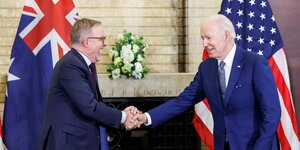 Le president americain joe biden et le premier ministre australien anthony albanese lors d'une reunion bilaterale en marge d'une reunion du "quad" a tokyo