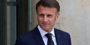 Le president francais emmanuel macron attend l& 39 arrivee d& 39 un invite au palais de l& 39 elysee a paris, france
