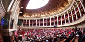 Les députés battus aux législatives ou ne se représentant pas, se retrouvant "au chômage", bénéficient d'une allocation spécifique qui créé la polémique.