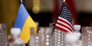 Les drapeaux de l'ukraine et des etats-unis sont representes lors d'une reunion au pentagone, a washington