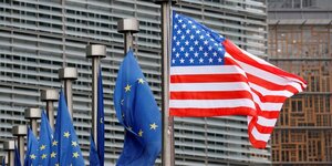 Les drapeaux des etats-unis et de l'union europeenne sont representes au siege de la commission europeenne a bruxelles