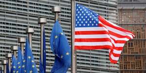 Les drapeaux des usa et de l'ue a bruxelles