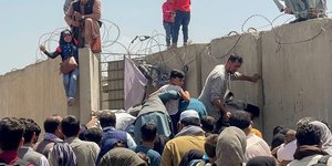 Les etats-unis suspendent les evacuations de kaboul le temps de degager l'aeroport
