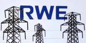 Logo de rwe devant des miniatures de pylones de transmission d& 39 electricite