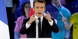 Macron accuse le fn d'etre "le parti de l'anti-france"
