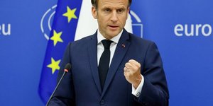 Macron lance l'idee d'une "communaute politique europeenne" complementaire de l'union