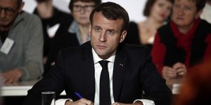 Macron pret a un referendum sur la reponse au changement climatique