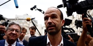 Manuel bompard et jean-luc melenchon arrivent a l'assemblee nationale a paris