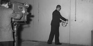 Ouverture d'un coffre fort par un agent de la Banque de France en 1965.