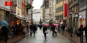 Photo d'archives: des personnes marchent dans une rue commercante de la ville de constance