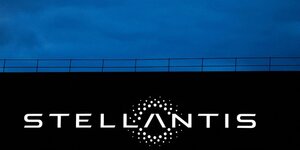 Photo d'archives du logo de stellantis a velizy-villacoublay, en france